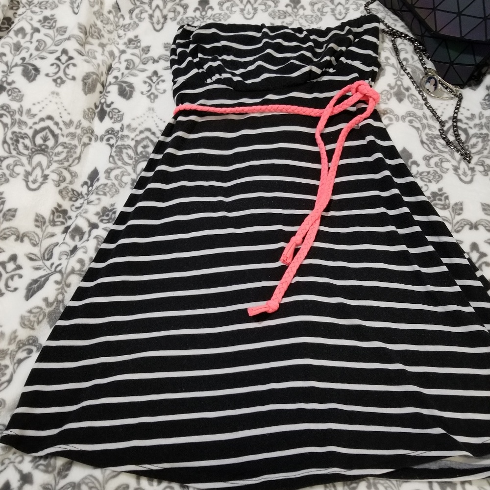 Casual strapless dress with tie
